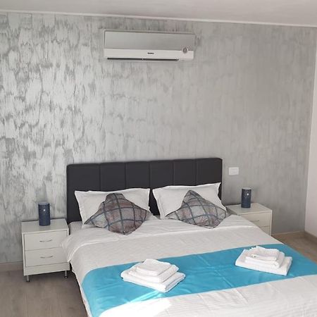 Water Lily Apartment - Self Check-In Орадя Екстер'єр фото